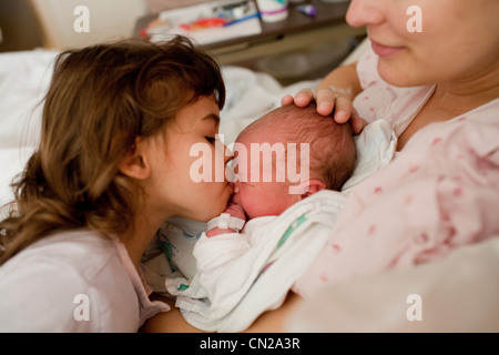 Maman avec bébé nouveau-né garçon et fille in hospital bed Banque D'Images