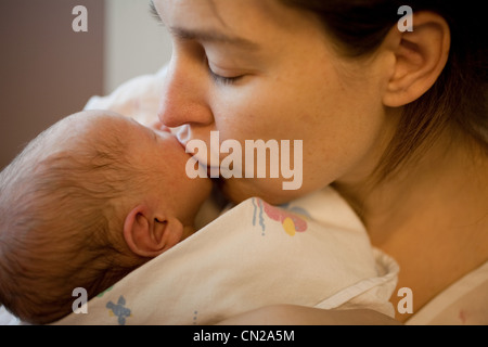 Mother kissing newborn baby boy Banque D'Images