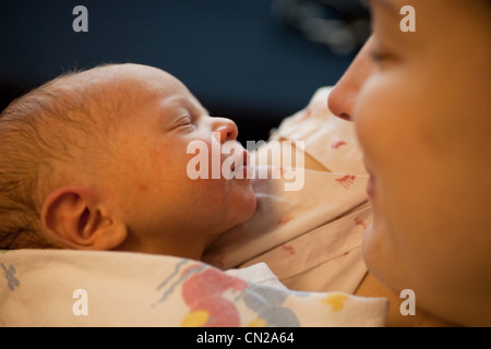 Mother holding newborn baby boy Banque D'Images