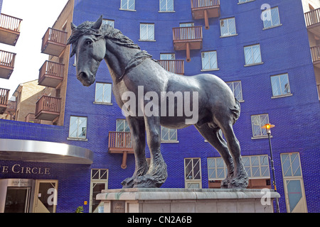 Londres, Bermondsey riverside le cercle de Elizabeth Street, avec la sculpture de Shirley Place de 'Jacob' Mars 2012 Banque D'Images