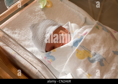 Newborn baby boy in hospital crib Banque D'Images