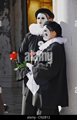 Les gens masqués pendant la Carnaval de Venise Banque D'Images