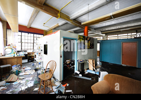 Bâtiment industriel vendu en faillite vente aux enchères. Les dernières années, il a été pillé, saccagé, et occupé par des squatters. Banque D'Images