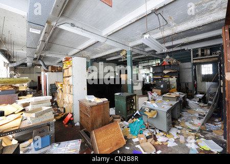 Bâtiment industriel vendu en faillite vente aux enchères. Les dernières années, il a été pillé et vandalisé et occupé par des squatters. Banque D'Images