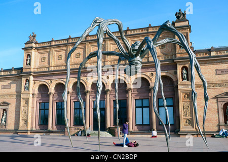 Sculpture d'araignée par Louise Bourgeois en dehors de Kunsthalle de Hambourg Allemagne Banque D'Images