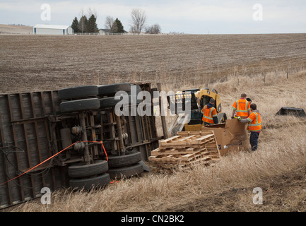 Malcolm, Iowa - travailleurs récupération nettoyer un camion épave le long de l'Interstate 80. Banque D'Images