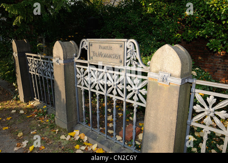 Tombe de Theodor Mommsen, 1817 - 1903, l'historien allemand, prix Nobel de littérature, cimetière Kreuzberg, Berlin, Allemagne Banque D'Images