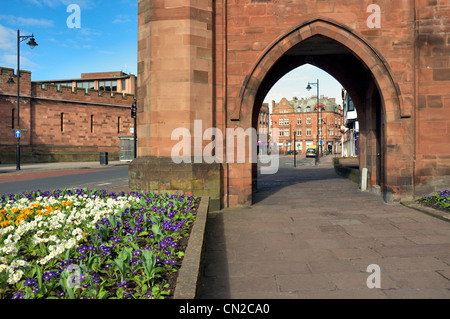 Le centre-ville de Carlisle à l'intermédiaire d'un des arcs de la Citadelle vers la zone commerçante principale, Cumbria, Royaume-Uni Banque D'Images