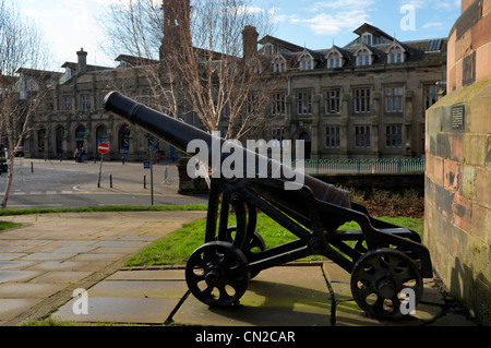 Canon situé en dehors de la Citadelle, le centre-ville de Carlisle à la gare en arrière-plan, Cumbria, Royaume-Uni Banque D'Images