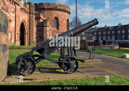 Canon situé en dehors de la Citadelle, le centre-ville de Carlisle, Cumbria, Royaume-Uni Banque D'Images