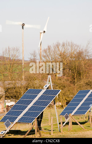 Panneaux solaires et éoliennes sur une ferme près de Woodhouse Eaves dans le Leicestershire, UK. Banque D'Images