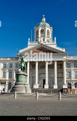 Belgique, Bruxelles, Statue de Geoffrey de Bouillon, de l'Église en arrière-plan de Saint Jacques Sur Coudenberg Banque D'Images