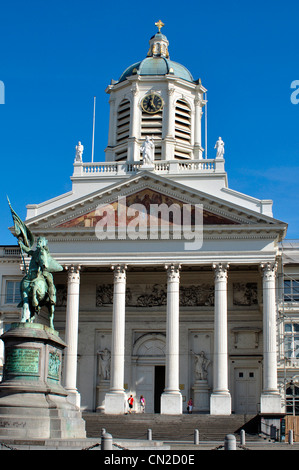 Belgique, Bruxelles, Statue de Geoffrey de Bouillon, de l'Église en arrière-plan de Saint Jacques Sur Coudenberg Banque D'Images