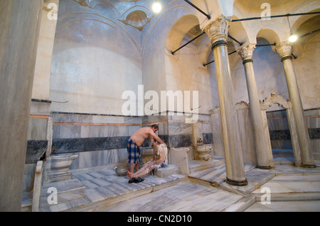 Hamam Cağaloğlu à Sultanahmet, Istanbul a été construit par le Sultan Mahmud I en 1741 pour fournir des revenus pour la mosquée Sainte Sophie. Banque D'Images