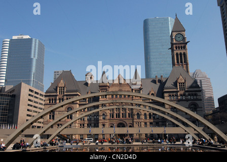 L'Ancien hôtel de ville et le miroir d'eau au Nathan Phillips Square de Toronto Canada Banque D'Images