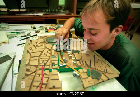 Un étudiant en architecture Université de Brighton construit une maquette en bois de construction d'un développement dans le cadre de son cursus universitaire. Banque D'Images