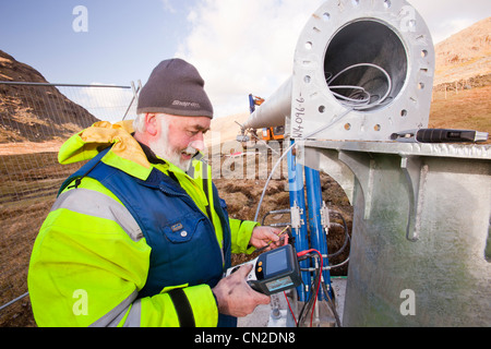 3 éoliennes en cours de construction derrière le kirkstone Pass Inn sur la puce dans le Lake District, UK. Banque D'Images
