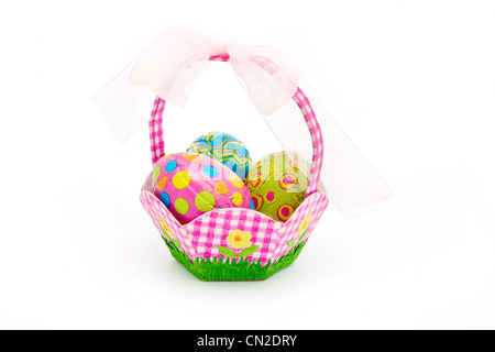 Panier d'oeufs de pâques sur un fond blanc Banque D'Images