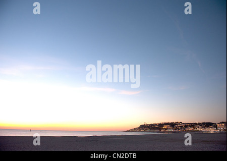 Coucher de soleil sur l'estuaire de la Seine avec les plages de Ste-Adresse et Le Havre, ville portuaire et l'UNESCO patrimoine mondial en Normandie Banque D'Images