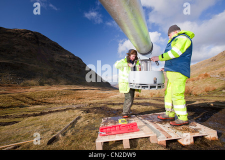 3 éoliennes en cours de construction derrière le kirkstone Pass Inn sur la puce dans le Lake District, UK. Banque D'Images