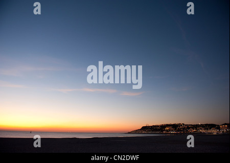 Coucher de soleil sur l'estuaire de la Seine avec les plages de Ste-Adresse et Le Havre, ville portuaire et l'UNESCO patrimoine mondial en Normandie Banque D'Images