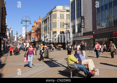 Piétonne animée rue principale scène avec personnes shopping dans le centre-ville sur Briggate, Leeds, West Yorkshire, England, UK, Grande-Bretagne Banque D'Images