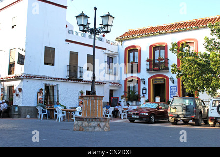 Café de la chaussée de la place de la ville, Comares, région d'Axarquia, la province de Malaga, Andalousie, Espagne, Europe de l'Ouest. Banque D'Images