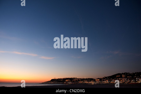 Coucher de soleil sur l'estuaire de la Seine avec les plages de Ste-Adresse et Le Havre, ville portuaire et l'UNESCO patrimoine mondial en Normandie Banque D'Images