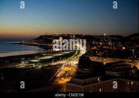 Coucher de soleil sur l'estuaire de la Seine avec les plages de Ste-Adresse et Le Havre, ville portuaire et l'UNESCO patrimoine mondial en Normandie Banque D'Images