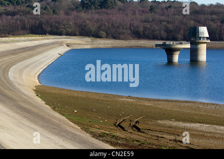 Bewl Water Reservoir in Kent exécute vide dangereusement en raison de cette années hiver sec Banque D'Images