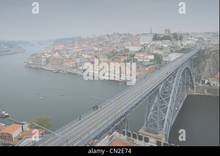 Porto, avec d Luiz I, en un jour brumeux. Banque D'Images