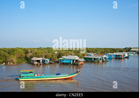 Le Cambodge, la Province de Siem Reap, le lac Tonlé Sap, de la biosphère par l'UNESCO, Chong Khneas village flottant Banque D'Images