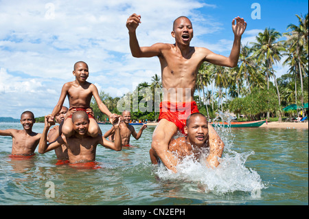 Le Cambodge, la province de Kampot, Tonsay Island (l'île des lapins), des moines bouddhistes se rendant sur l'île Banque D'Images