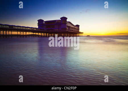 Coucher de soleil sur la grande jetée à Weston-Super-Mare, Somerset, England, UK, une longue exposition shot pour lisser l'eau. Banque D'Images