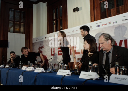 L'actrice nous et directeur Angelina Jolie arrive à la conférence de presse à Sarajevo. Banque D'Images