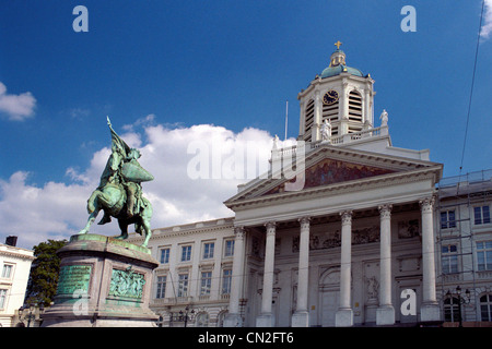 Belgique, Bruxelles, Statue de Geoffrey de Bouillon, de l'Église en arrière-plan de Saint Jacques Sur Coudenberg Banque D'Images