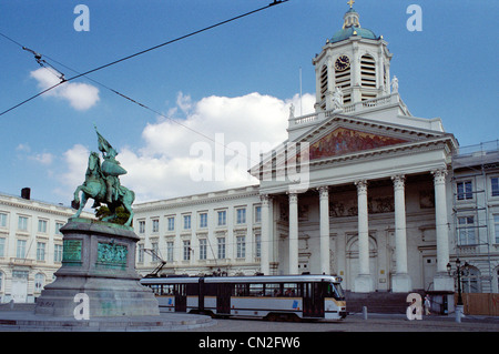 Belgique, Bruxelles, Statue de Geoffrey de Bouillon, de l'Église en arrière-plan de Saint Jacques Sur Coudenberg Banque D'Images