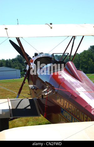 Au biplan un ancien aérodrome. le tissu pour l'aéronef est utilisé pour donner du plaisir à l'aérodrome de manèges à Hampton, New Hampshire, usa Banque D'Images