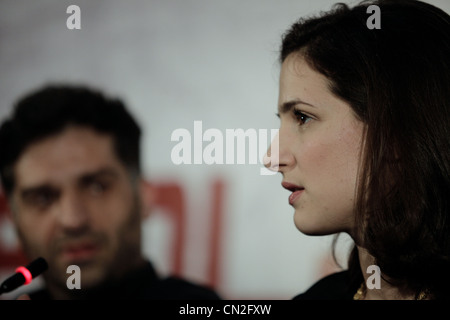 L'actrice bosniaque Zana Marjanovic accompagné avec le réalisateur bosniaque Danis Tanovic gagnant Oscar et journalistes adresses duri Banque D'Images