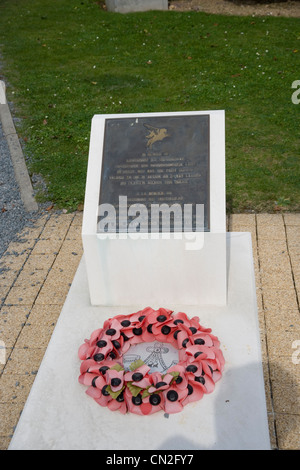 Mémorial à lieutenant-Brotheridge le premier soldat britannique à mourir le jour "J" dans le parc du Musée Airborne en Normandie Banque D'Images