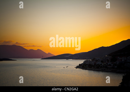 Magnifique coucher de soleil au bord de la mer et les montagnes Banque D'Images