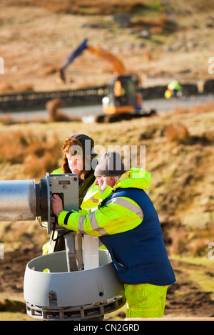 3 éoliennes en cours de construction derrière le kirkstone Pass Inn sur la puce dans le Lake District, UK. Banque D'Images