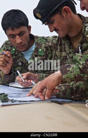 PROVINCE DE HELMAND, Afghanistan - les officiers de l'Armée nationale afghane avec la 4e Kandak, 1re Brigade, 215e corps ont établi un plan de tir lors d'un exercice d'entraînement de tir en direct de 122mm d'obusier D-30 ici, le 26 mars 2012. L'exercice d'artillerie D'ANA, mené avec l'aide de conseillers maritimes de l'équipe de combat régimentaire 5, est une étape importante dans le développement des forces de sécurité afghanes avant la transition de la responsabilité de sécurité principale dans les districts restants de la province de Helmand, dans le sud du pays. Banque D'Images