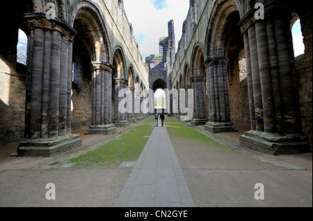 Kirkstall Abbey ruins du monastère cistercien, porte de l'ouest, Leeds, West Yorkshire Banque D'Images