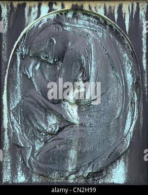 Art nouveau Bronze panel sur un monument situé dans la nécropole de Glasgow. Banque D'Images