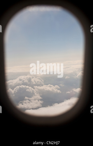 Voir des nuages à travers la fenêtre de l'avion Banque D'Images