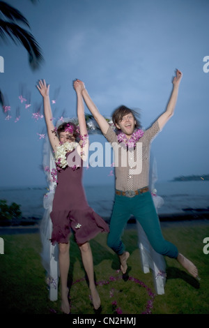 Bride and Groom sauter de joie, Big Island, Hawaii, USA Banque D'Images