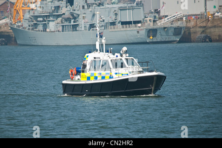 Une patrouille de police bateau croisière le long d'une rivière. Banque D'Images