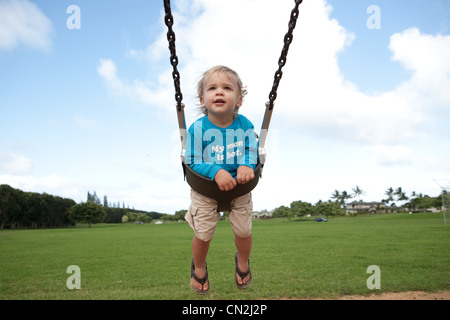 Bébé garçon on swing Banque D'Images