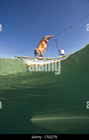 Plus de et sous-Vue de deux hommes La pêche de mouche en bateau près de Shipwreck, Florida Keys, USA Banque D'Images